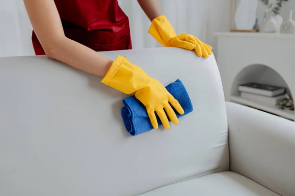 Personal Limpieza Femenino Ama Llaves Limpiando Los Sofás Oficina Empresa — Foto de Stock