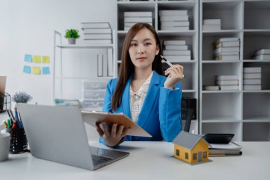 Konut projesi satış elemanları çeşitli ev türleri sunumları yaparlar. Ziyaret eden ve ticaret detaylarını açıklayan müşterilere. Ev ve emlak satıcısı kavramı.