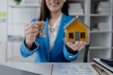Konut projesi satış elemanları çeşitli ev türleri sunumları yaparlar. Ziyaret eden ve ticaret detaylarını açıklayan müşterilere. Ev ve emlak satıcısı kavramı.