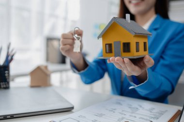 Konut projesi satış elemanları çeşitli ev türleri sunumları yaparlar. Ziyaret eden ve ticaret detaylarını açıklayan müşterilere. Ev ve emlak satıcısı kavramı.