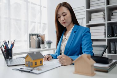 Konut projesi satış elemanları çeşitli ev türleri sunumları yaparlar. Ziyaret eden ve ticaret detaylarını açıklayan müşterilere. Ev ve emlak satıcısı kavramı.