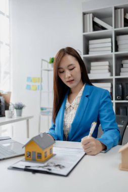 Konut projesi satış elemanları çeşitli ev türleri sunumları yaparlar. Ziyaret eden ve ticaret detaylarını açıklayan müşterilere. Ev ve emlak satıcısı kavramı.