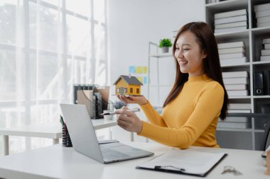 Konut projesi satış elemanları çeşitli ev türleri sunumları yaparlar. Ziyaret eden ve ticaret detaylarını açıklayan müşterilere. Ev ve emlak satıcısı kavramı.