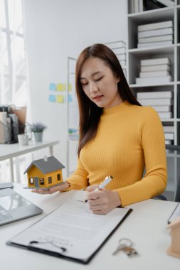 Konut projesi satış elemanları çeşitli ev türleri sunumları yaparlar. Ziyaret eden ve ticaret detaylarını açıklayan müşterilere. Ev ve emlak satıcısı kavramı.
