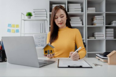 Konut projesi satış elemanları çeşitli ev türleri sunumları yaparlar. Ziyaret eden ve ticaret detaylarını açıklayan müşterilere. Ev ve emlak satıcısı kavramı.