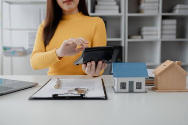 Konut projesi satış elemanları çeşitli ev türleri sunumları yaparlar. Ziyaret eden ve ticaret detaylarını açıklayan müşterilere. Ev ve emlak satıcısı kavramı.