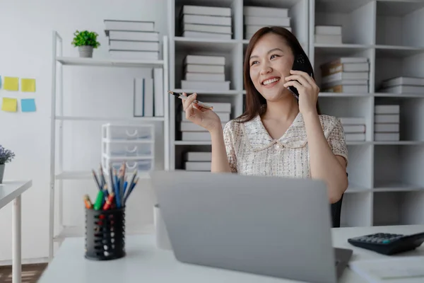 Молода Азіатська Бізнес Леді Розмовляє Телефону Бізнес Леді Працює Фінансах — стокове фото