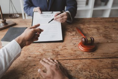 Avukatlar yasal tavsiyelerde bulunurlar. Diğer partiler tarafından kovuşturulan müvekkillere avukatlarla mücadele etmeleri, mahkemede şeffaf ve hukuki yollarla mücadele etmeleri yönünde danışmanlık hizmeti veriliyor. Avukat kavramı.