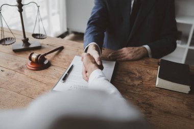 Avukatlar hukuki tavsiyelerde bulunuyor ve müşterilerle tokalaşıyorlar. Diğer partiler tarafından kovuşturulan müşteriler, davalarda avukatlarla savaşmaları için rehberlik alıyorlar. Mahkemede davalar şeffaf.