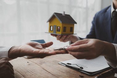 Projede gayrimenkul ve ev satışları düzenleniyor. Birkaç kez gidip bir satıcıyla ev almayı tartışmışlar. Konut projesi satıcısı ev alıp satmanın detaylarını açıklıyor.