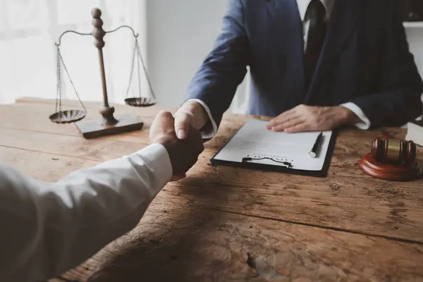 Lawyers give legal advice and shake hands with clients. Clients who are being prosecuted by other parties receive counseling to fight cases with lawyers. Fight cases in court transparently.