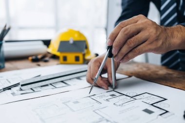 Mimarlar, emlak inşa planlarını çizer ve düzenler, standartlara göre binalar tasarlar ve planlar yapar, profesyonel kat planları çizer. Gayrimenkul tasarımı ve inşaat kavramları.