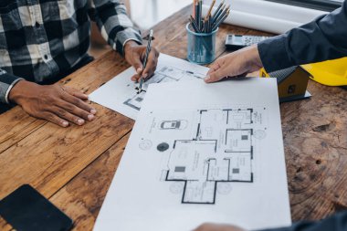 Mimarlar ve mühendisler birlikte evler tasarlar ve inşa eder, planları düzenler, evleri standartlara göre tasarlar ve onları yapılandırır ve profesyonel olarak plan çizerler. Bir ev tasarlamak ve inşa etmek için fikirler.