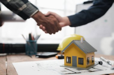 Mimarlar ve mühendisler arasındaki planları düzenleme, binayı standartlara göre dizayn etme ve yapıyı kurma planları. Gayrimenkul tasarımı ve inşaat kavramları.