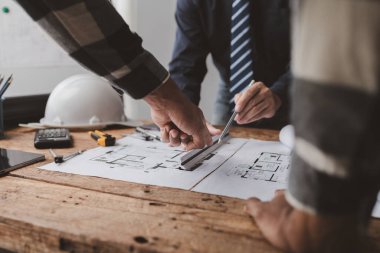Ev tasarımı mimarları ev planı taslağını, müşteri tarafından yaptırılan projeyi ve teslimattan önce özel tasarımı inceliyorlar. İç tasarım ve dekorasyon fikirleri.