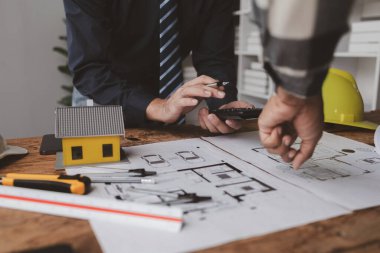 Ev tasarımı mimarları ev planı taslağını, müşteri tarafından yaptırılan projeyi ve teslimattan önce özel tasarımı inceliyorlar. İç tasarım ve dekorasyon fikirleri.