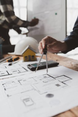 Ev tasarımı mimarları ev planı taslağını, müşteri tarafından yaptırılan projeyi ve teslimattan önce özel tasarımı inceliyorlar. İç tasarım ve dekorasyon fikirleri.