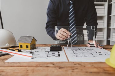 Mimarlar müşteriler için ev planları tasarlıyor, inşaat standartlarına göre planlar çiziyor ve uygun malzemeler seçiyor, profesyonel mühendislerin planlarını kontrol ediyor. Ev tasarımı fikirleri.