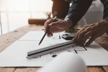 Mimarlar müşteriler için ev planları tasarlıyor, inşaat standartlarına göre planlar çiziyor ve uygun malzemeler seçiyor, profesyonel mühendislerin planlarını kontrol ediyor. Ev tasarımı fikirleri.