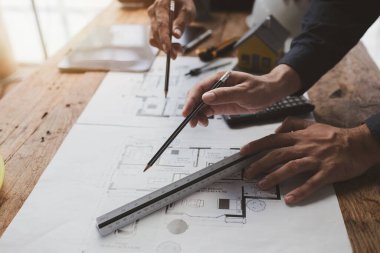 Mimarlar ve mühendisler arasındaki planları düzenleme, binayı standartlara göre dizayn etme ve yapıyı kurma planları. Gayrimenkul tasarımı ve inşaat kavramları.