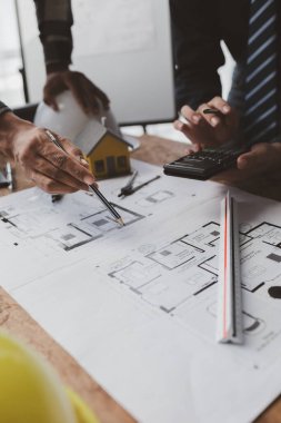 Mimarlar ve mühendisler arasındaki planları düzenleme, binayı standartlara göre dizayn etme ve yapıyı kurma planları. Gayrimenkul tasarımı ve inşaat kavramları.