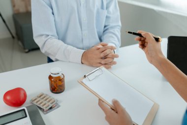 Doktorlar, hastane muayene odalarındaki hastalara tedavi, uzmanların hastalıklarını tedavi ve hedef gösterilmiş tedaviler konusunda tavsiyelerde bulunuyorlar. Tıbbi tedavi ve uzman kavramları.