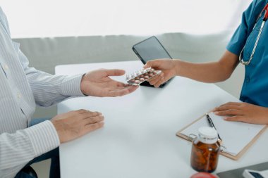 Doktorlar, hastane muayene odalarındaki hastalara tedavi, uzmanların hastalıklarını tedavi ve hedef gösterilmiş tedaviler konusunda tavsiyelerde bulunuyorlar. Tıbbi tedavi ve uzman kavramları.