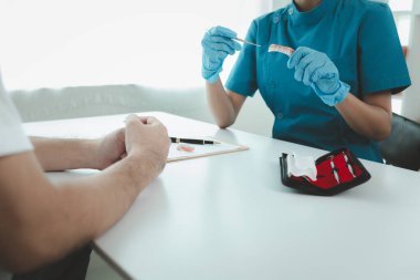 Adam diş hekiminde dişçi muayenesinden geçiyor, profesyonel bir dişçiden diş muayenesi yaptırıyor ve oral bakım tavsiyesi alıyor. Diş tedavisi görme kavramı.
