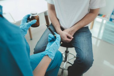 Doctor are recommending medicines to patients after being examined and diagnosed by the patient's doctor, the concept of treatment and symptomatic medication dispensing by the pharmacist.