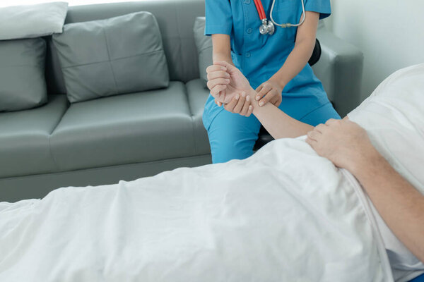 Пациент на стационарной койке с врачом, осматривающим и спрашивающим информацию о симптомах для того, чтобы диагностировать правильное и соответствующее лечение. Концепция медицинского лечения.