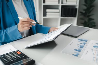 Finans ve Pazarlama İş Toplantısı, iki işadamı bir araya gelerek işlerini nasıl büyüteceklerini planlamak için mali ve pazarlama belgelerine bakıyorlar. İş toplantısı konsepti.