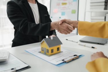Satış personeli satış sözleşmesi imzalamadan önce müşterilerle ev detaylarını tartışır, emlak satın alır ve satar, tavsiyelerde bulunur ve tekliflerde bulunur, ev satış sözleşmeleri hazırlar.