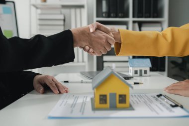 Satış personeli satış sözleşmesi imzalamadan önce müşterilerle ev detaylarını tartışır, emlak satın alır ve satar, tavsiyelerde bulunur ve tekliflerde bulunur, ev satış sözleşmeleri hazırlar.