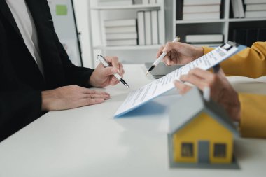 Satış personeli satış sözleşmesi imzalamadan önce müşterilerle ev detaylarını tartışır, emlak satın alır ve satar, tavsiyelerde bulunur ve tekliflerde bulunur, ev satış sözleşmeleri hazırlar.