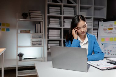 Asyalı kadınlar uzun çalışma saatleri nedeniyle stresli ve yorgunlar ve iş kadınları çok çalışıyorlar. Bu da genelde çalışan insanlarda görülen ofis sendromuna neden oluyor. Ofis sendromu kavramı.