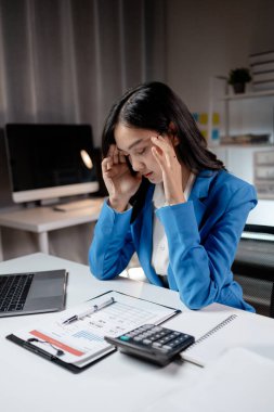 Asyalı kadınlar uzun çalışma saatleri nedeniyle stresli ve yorgunlar ve iş kadınları çok çalışıyorlar. Bu da genelde çalışan insanlarda görülen ofis sendromuna neden oluyor. Ofis sendromu kavramı.
