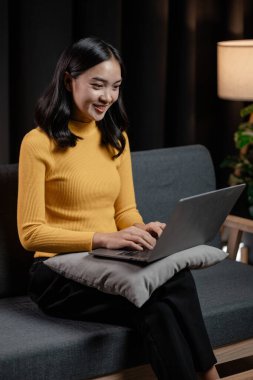 Evdeki kanepede dinlenen Asyalı kadın, iş kadını tatilini film izleyerek, müzik dinleyerek ve akıllı telefondan sosyal medyada sörf yaparak, arkadaşlarıyla mesajlaşarak ve sohbet ederek geçiriyor. Hafta sonu konsepti.