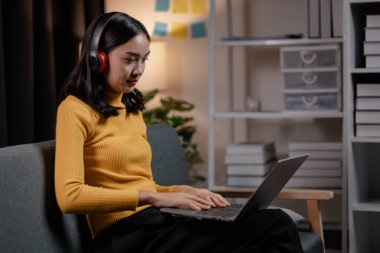 Evdeki kanepede dinlenen Asyalı kadın, iş kadını tatilini film izleyerek, müzik dinleyerek ve akıllı telefondan sosyal medyada sörf yaparak, arkadaşlarıyla mesajlaşarak ve sohbet ederek geçiriyor. Hafta sonu konsepti.