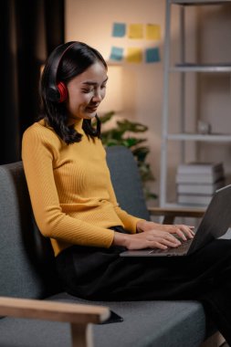 Evdeki kanepede dinlenen Asyalı kadın, iş kadını tatilini film izleyerek, müzik dinleyerek ve akıllı telefondan sosyal medyada sörf yaparak, arkadaşlarıyla mesajlaşarak ve sohbet ederek geçiriyor. Hafta sonu konsepti.