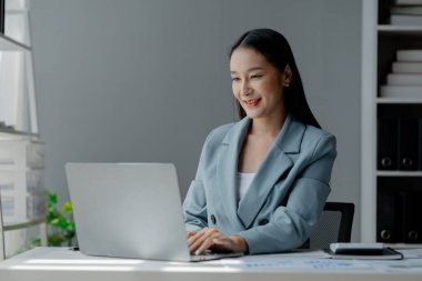 İş adamları, pazarlama departmanı çalışanları, özel şirketlerle birlikte çalışarak pazarlama, promosyon organizasyonları, ürünler ve şirketlerin hizmetleri üzerinde çalışır. Pazarlama planlama kavramları.