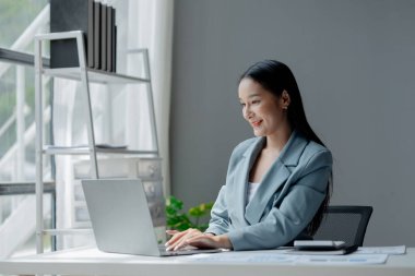 İş adamları, pazarlama departmanı çalışanları, özel şirketlerle birlikte çalışarak pazarlama, promosyon organizasyonları, ürünler ve şirketlerin hizmetleri üzerinde çalışır. Pazarlama planlama kavramları.