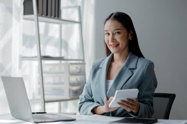 İş adamları, pazarlama departmanı çalışanları, özel şirketlerle birlikte çalışarak pazarlama, promosyon organizasyonları, ürünler ve şirketlerin hizmetleri üzerinde çalışır. Pazarlama planlama kavramları.