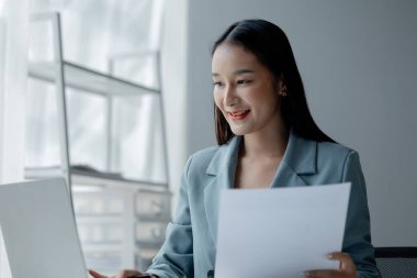 İş adamları, pazarlama departmanı çalışanları, özel şirketlerle birlikte çalışarak pazarlama, promosyon organizasyonları, ürünler ve şirketlerin hizmetleri üzerinde çalışır. Pazarlama planlama kavramları.