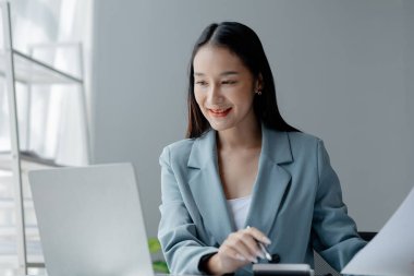 İş adamları, pazarlama departmanı çalışanları, özel şirketlerle birlikte çalışarak pazarlama, promosyon organizasyonları, ürünler ve şirketlerin hizmetleri üzerinde çalışır. Pazarlama planlama kavramları.