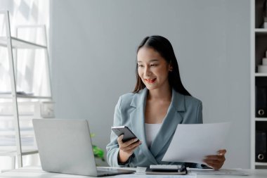 İş adamları, pazarlama departmanı çalışanları, özel şirketlerle birlikte çalışarak pazarlama, promosyon organizasyonları, ürünler ve şirketlerin hizmetleri üzerinde çalışır. Pazarlama planlama kavramları.