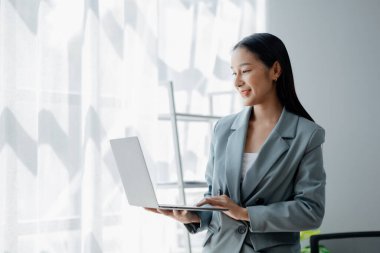 İş adamları, pazarlama departmanı çalışanları, özel şirketlerle birlikte çalışarak pazarlama, promosyon organizasyonları, ürünler ve şirketlerin hizmetleri üzerinde çalışır. Pazarlama planlama kavramları.