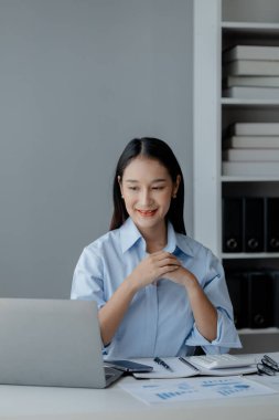 Girişimci şirket ofisinde oturan Asyalı kadın, iş kadını, yönetici ve hisse senedi yatırımcısı, gençlerin yönetimi, yeni konsept. Şirket yönetimi kavramları.