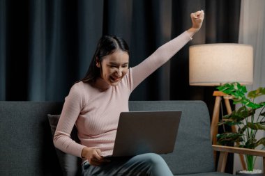 Asyalı bir kadın yeni şirket ofisinde mutlu bir ifadeyle, iş kadını yöneticisi ve iş ve hisse senedi yatırımcısı, yeni nesil konseptin yönetimi. Şirket yönetimi kavramları.