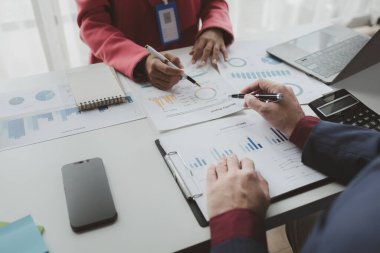 Çalışanların ve yöneticilerin ortak planlama toplantıları, çalışma sistemleri kurulması ve organizasyonun gelişmesi için stratejiler belirlemek için akış şemaları oluşturulması. Olay planlama için beyin fırtınası fikirleri.