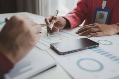 Çalışanların ve yöneticilerin ortak planlama toplantıları, çalışma sistemleri kurulması ve organizasyonun gelişmesi için stratejiler belirlemek için akış şemaları oluşturulması. Olay planlama için beyin fırtınası fikirleri.